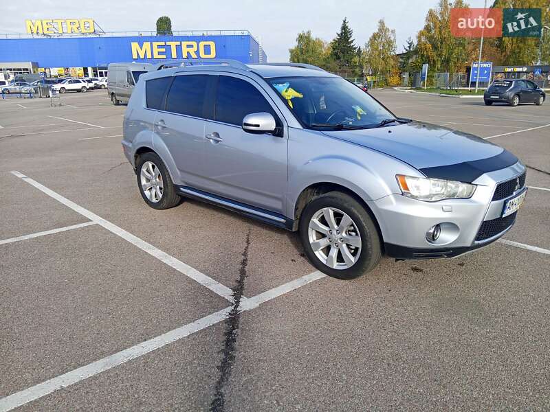 Позашляховик / Кросовер Mitsubishi Outlander XL 2010 в Житомирі