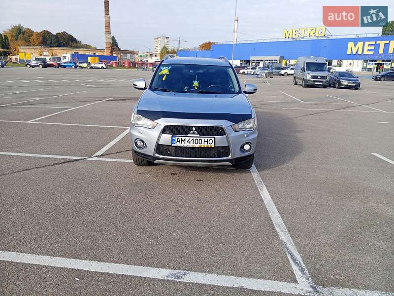 Позашляховик / Кросовер Mitsubishi Outlander XL 2010 в Житомирі
