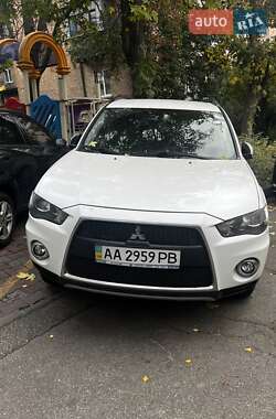 Позашляховик / Кросовер Mitsubishi Outlander XL 2011 в Києві