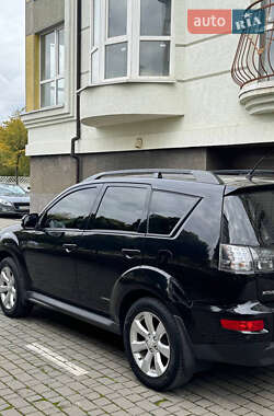 Позашляховик / Кросовер Mitsubishi Outlander XL 2012 в 