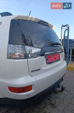Позашляховик / Кросовер Mitsubishi Outlander XL 2011 в 