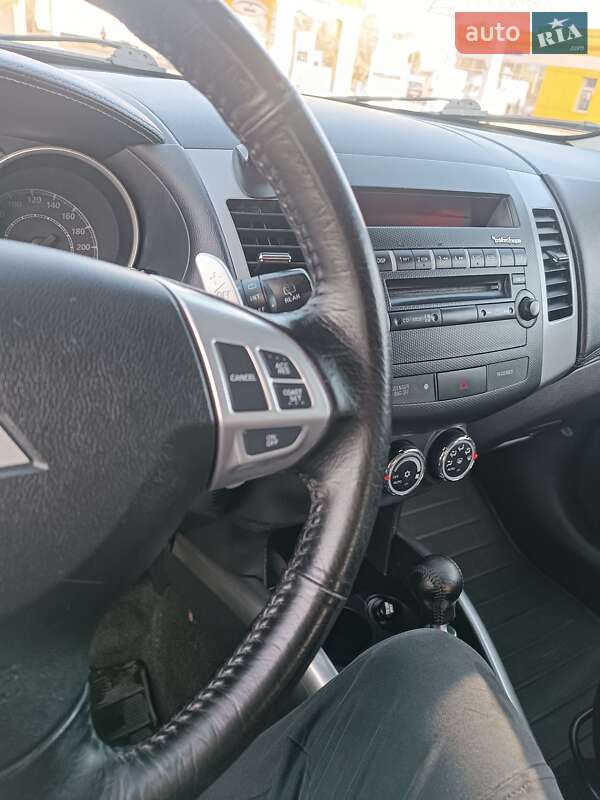 Позашляховик / Кросовер Mitsubishi Outlander XL 2011 в Дубні фото 20 Позашляховик / Кросовер Mitsubishi Outlander XL 2011 в Дубні