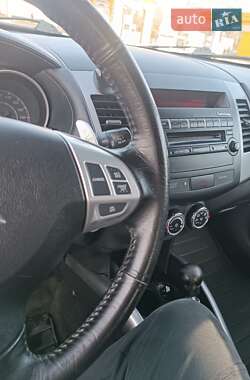 Позашляховик / Кросовер Mitsubishi Outlander XL 2011 в 