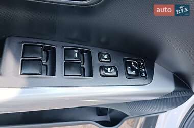Позашляховик / Кросовер Mitsubishi Outlander XL 2011 в 