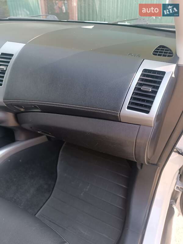 Позашляховик / Кросовер Mitsubishi Outlander XL 2011 в Дубні фото 29 Позашляховик / Кросовер Mitsubishi Outlander XL 2011 в Дубні