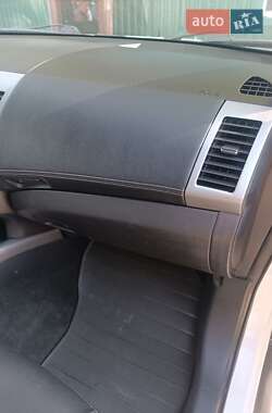 Позашляховик / Кросовер Mitsubishi Outlander XL 2011 в 