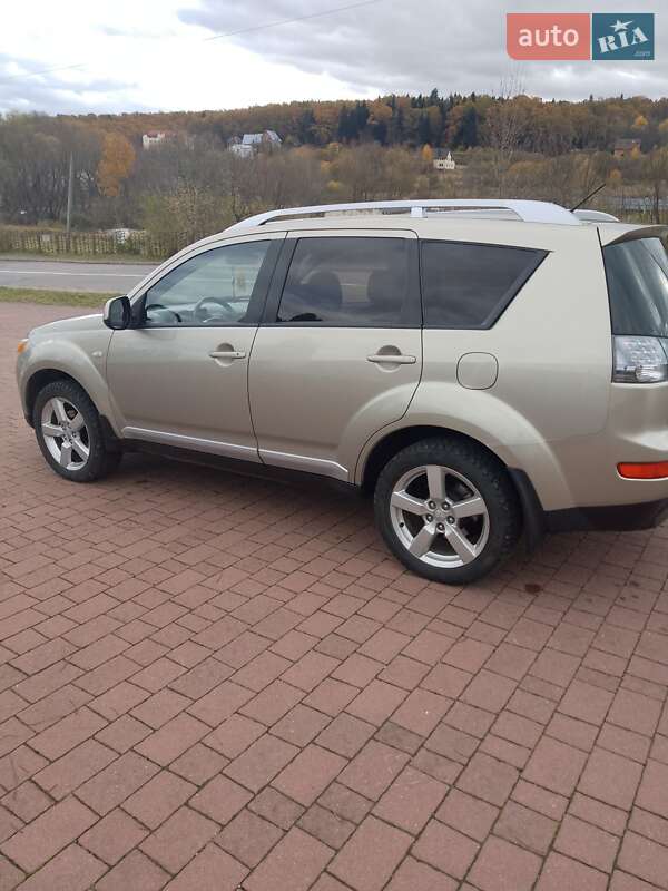 Позашляховик / Кросовер Mitsubishi Outlander XL 2007 в Трускавці фото 3 Позашляховик / Кросовер Mitsubishi Outlander XL 2007 в Трускавці