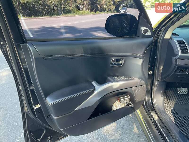 Внедорожник / Кроссовер Mitsubishi Outlander XL 2012 в Полтаве