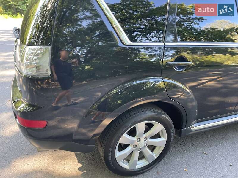 Внедорожник / Кроссовер Mitsubishi Outlander XL 2012 в Полтаве