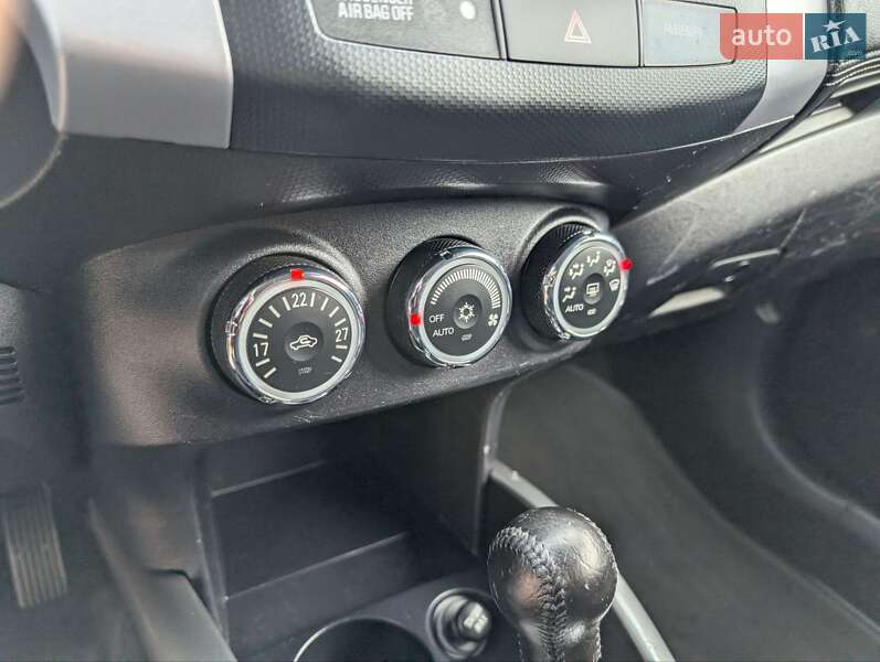 Внедорожник / Кроссовер Mitsubishi Outlander XL 2012 в Луцке