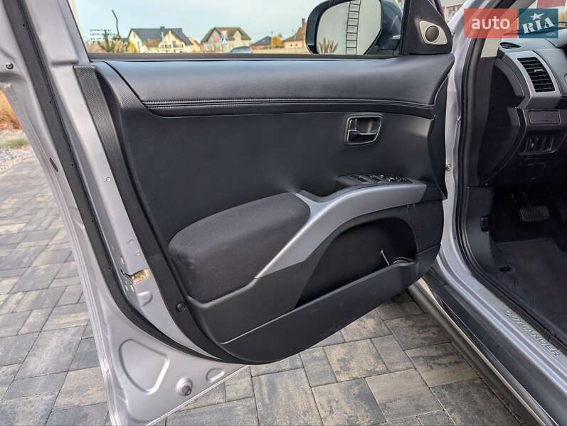 Внедорожник / Кроссовер Mitsubishi Outlander XL 2012 в Луцке