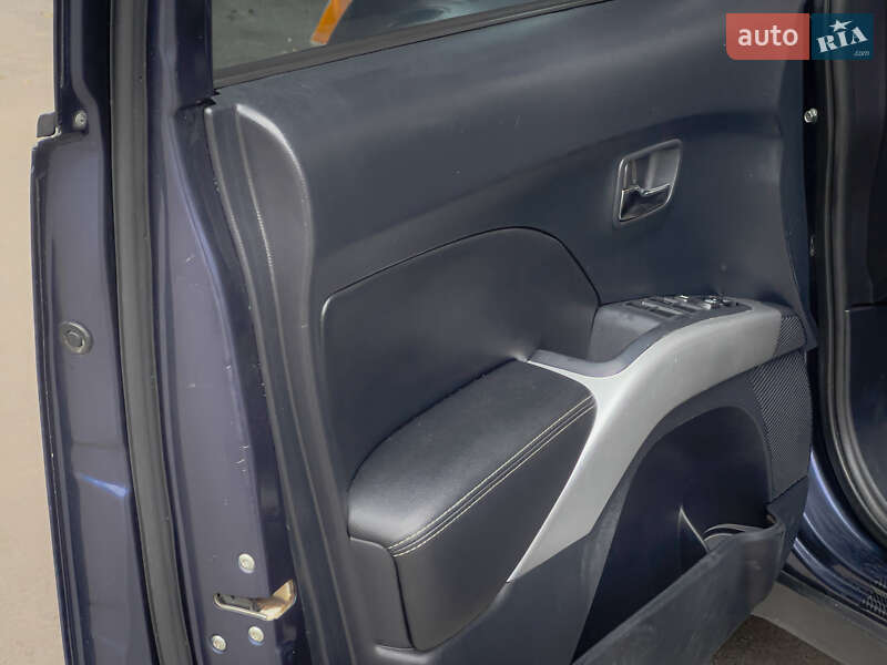 Позашляховик / Кросовер Mitsubishi Outlander XL 2008 в Києві