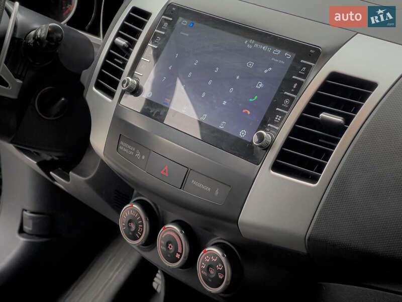 Позашляховик / Кросовер Mitsubishi Outlander XL 2008 в Києві