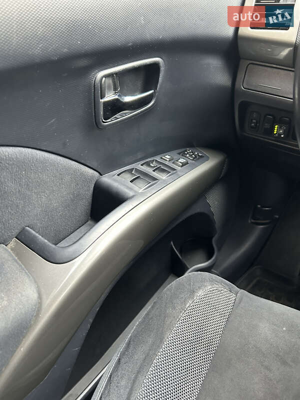 Позашляховик / Кросовер Mitsubishi Outlander XL 2009 в Жовтих Водах фото 14 Позашляховик / Кросовер Mitsubishi Outlander XL 2009 в Жовтих Водах