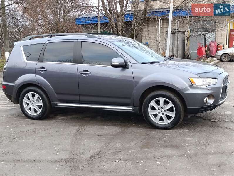 Позашляховик / Кросовер Mitsubishi Outlander XL 2010 в Теофіполі