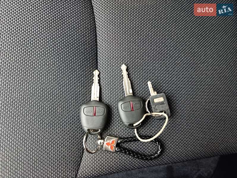 Позашляховик / Кросовер Mitsubishi Outlander XL 2010 в Теофіполі