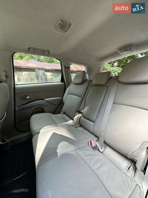 Позашляховик / Кросовер Mitsubishi Outlander XL 2007 в Чернівцях