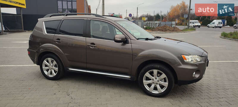 Внедорожник / Кроссовер Mitsubishi Outlander XL 2011 в Луцке