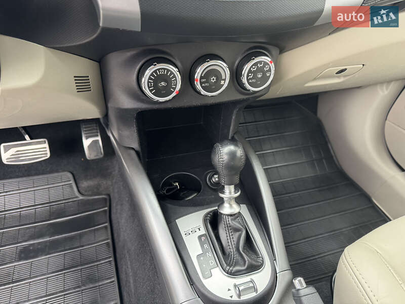 Позашляховик / Кросовер Mitsubishi Outlander XL 2011 в Івано-Франківську