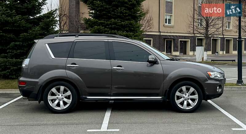 Внедорожник / Кроссовер Mitsubishi Outlander XL 2011 в Киеве