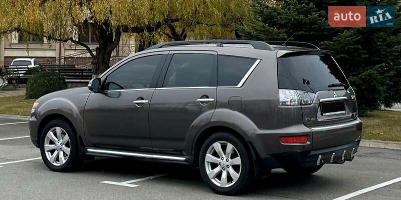Внедорожник / Кроссовер Mitsubishi Outlander XL 2011 в Киеве