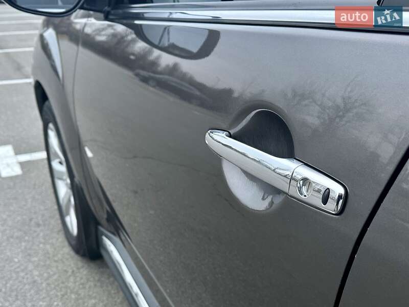 Внедорожник / Кроссовер Mitsubishi Outlander XL 2011 в Киеве
