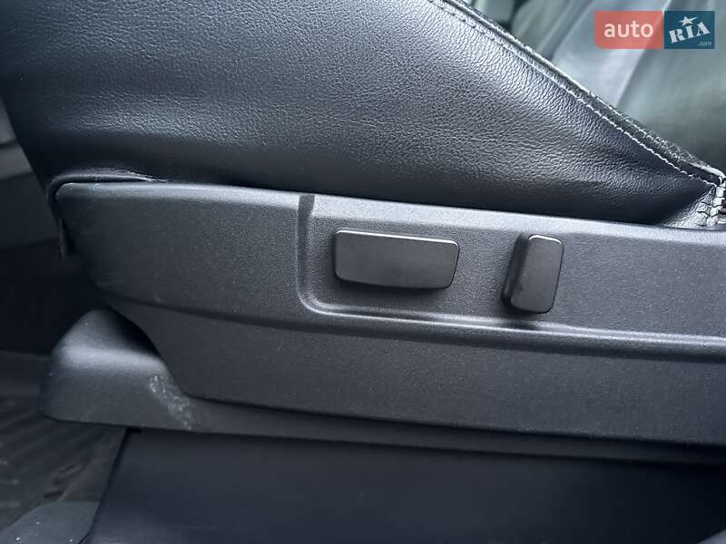 Внедорожник / Кроссовер Mitsubishi Outlander XL 2011 в Киеве