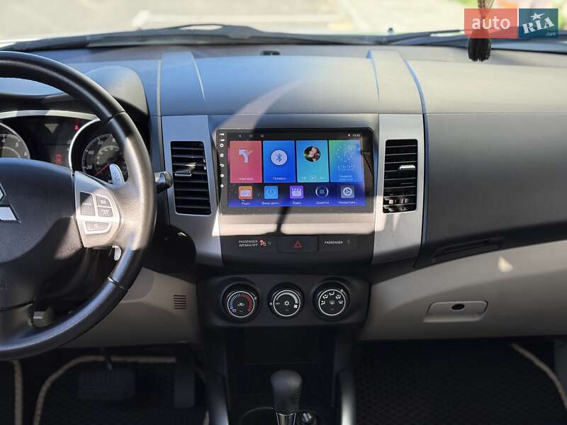 Позашляховик / Кросовер Mitsubishi Outlander XL 2011 в Черкасах