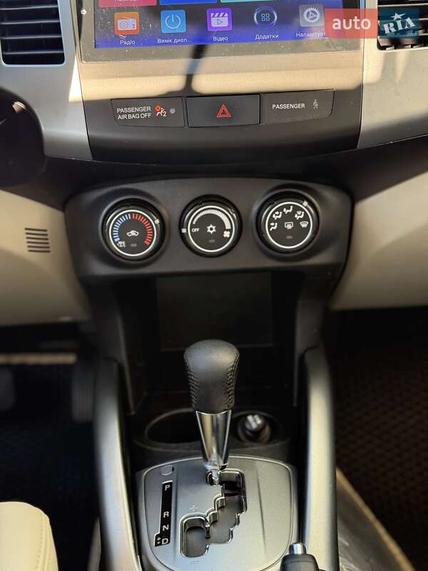 Позашляховик / Кросовер Mitsubishi Outlander XL 2011 в Черкасах