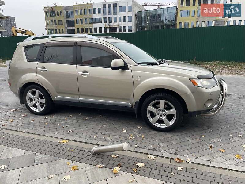 Позашляховик / Кросовер Mitsubishi Outlander XL 2008 в Києві