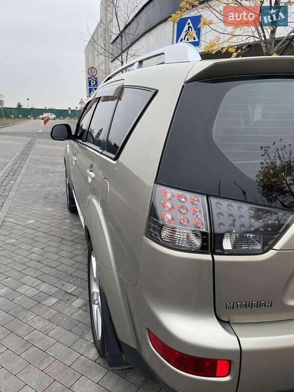 Позашляховик / Кросовер Mitsubishi Outlander XL 2008 в Києві