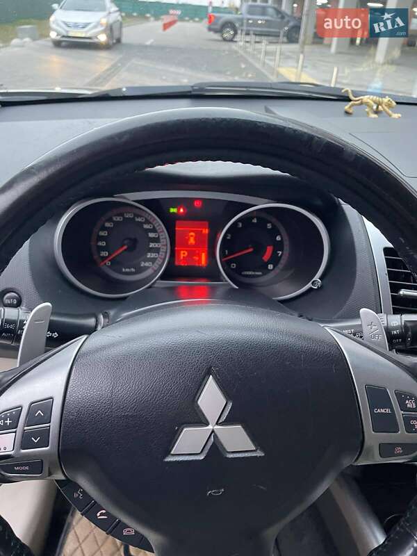 Позашляховик / Кросовер Mitsubishi Outlander XL 2008 в Києві