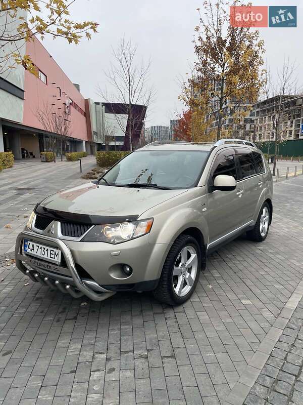 Позашляховик / Кросовер Mitsubishi Outlander XL 2008 в Києві
