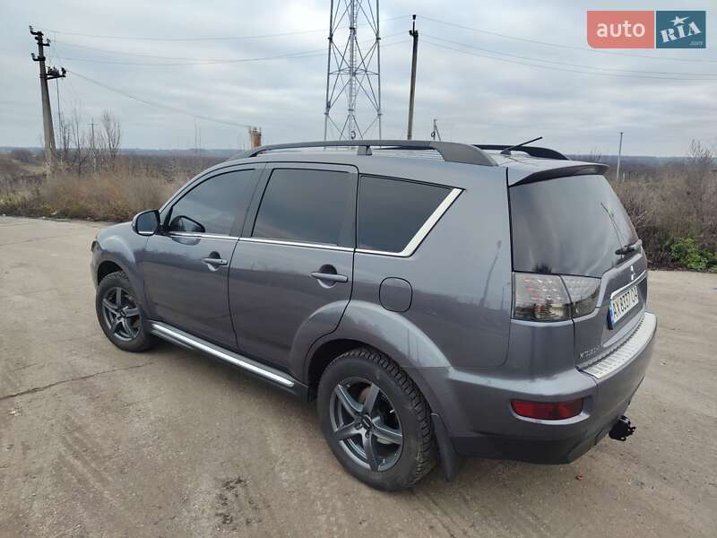 Внедорожник / Кроссовер Mitsubishi Outlander XL 2010 в Краснограде