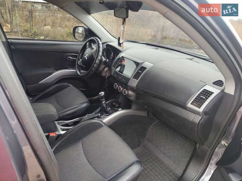 Внедорожник / Кроссовер Mitsubishi Outlander XL 2010 в Краснограде