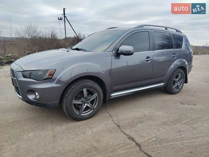 Внедорожник / Кроссовер Mitsubishi Outlander XL 2010 в Краснограде