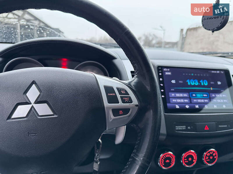 Внедорожник / Кроссовер Mitsubishi Outlander XL 2011 в Запорожье