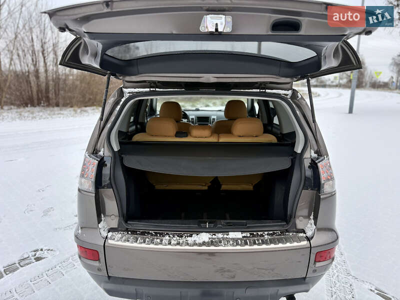 Внедорожник / Кроссовер Mitsubishi Outlander XL 2010 в Староконстантинове