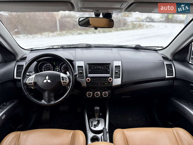 Внедорожник / Кроссовер Mitsubishi Outlander XL 2010 в Староконстантинове