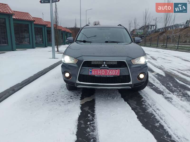 Внедорожник / Кроссовер Mitsubishi Outlander XL 2011 в Ирпене
