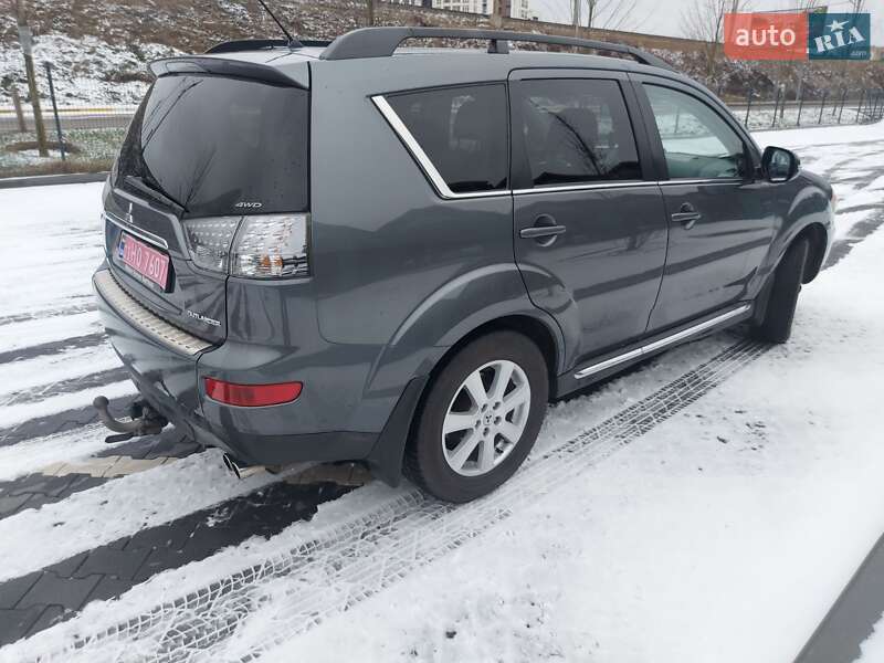 Внедорожник / Кроссовер Mitsubishi Outlander XL 2011 в Ирпене