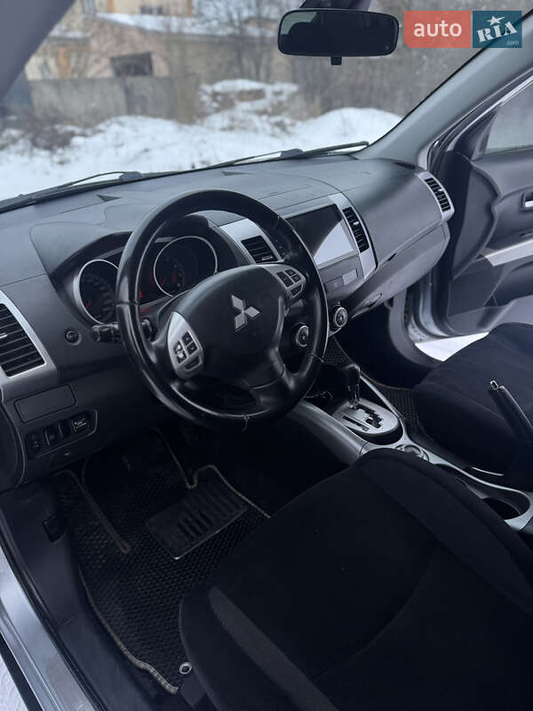 Позашляховик / Кросовер Mitsubishi Outlander XL 2008 в Броварах