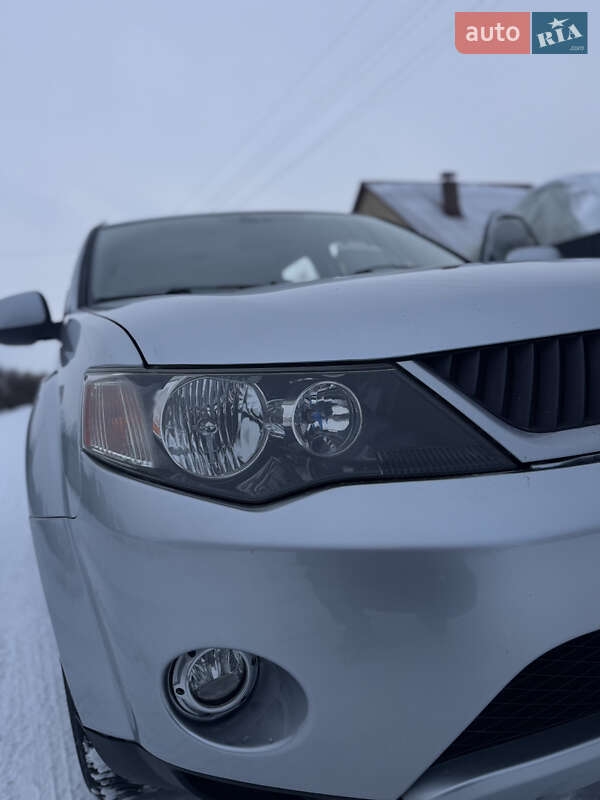 Позашляховик / Кросовер Mitsubishi Outlander XL 2008 в Броварах