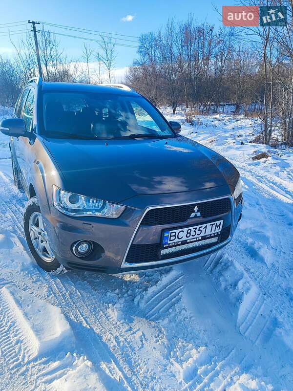Внедорожник / Кроссовер Mitsubishi Outlander XL 2010 в Львове