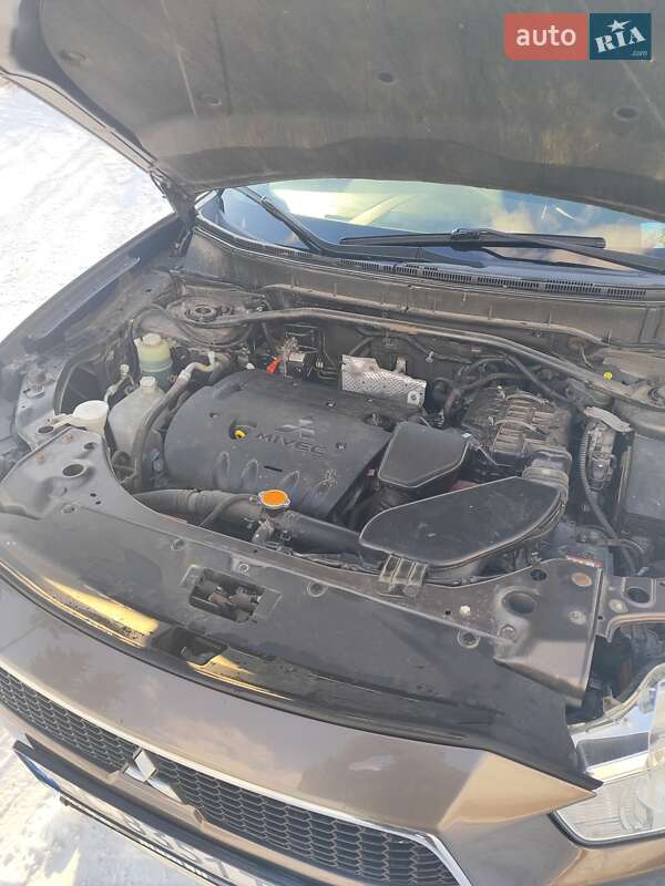 Внедорожник / Кроссовер Mitsubishi Outlander XL 2010 в Львове