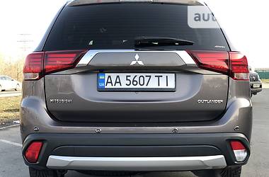 Позашляховик / Кросовер Mitsubishi Outlander 2017 в Києві