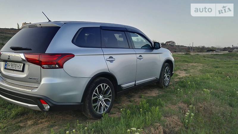 Позашляховик / Кросовер Mitsubishi Outlander 2016 в Одесі