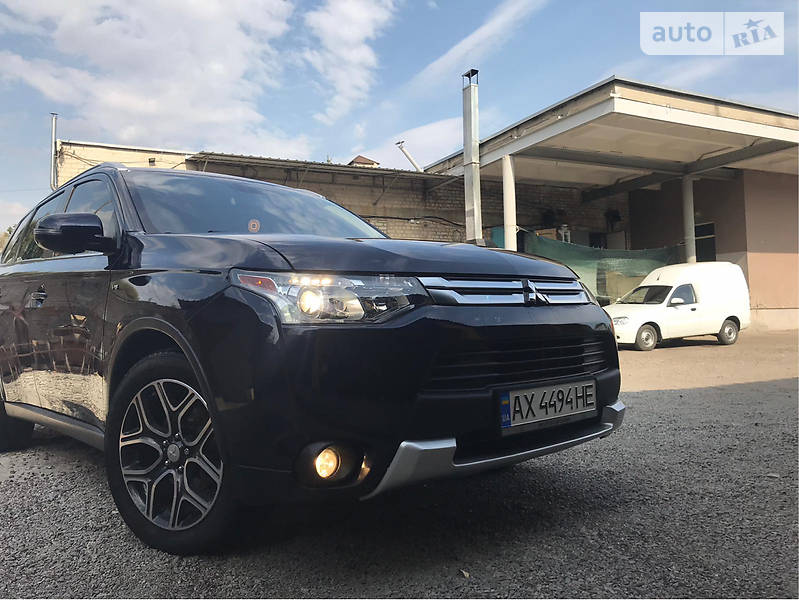 Позашляховик / Кросовер Mitsubishi Outlander 2014 в 