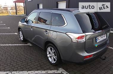 Позашляховик / Кросовер Mitsubishi Outlander 2013 в 