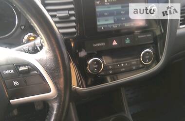 Позашляховик / Кросовер Mitsubishi Outlander 2014 в 